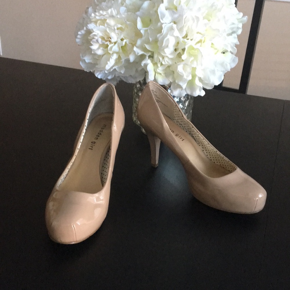 Nude patent leather pumps SO COMFY